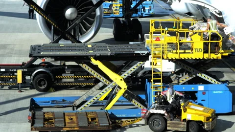 8K time-lapse air cargo offloading in Hong Kong international Airport (HKG) 스톡 동영상 321262466