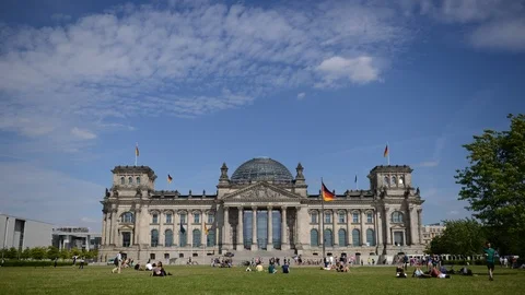 8K Time Lapse of Berlin Visitors People at Iconic Bundestag Government Building 스톡 동영상 105898908