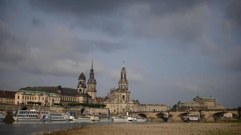8K Time Lapse of Dresden Skyline Famous Buildings Landmark and Cars Traffic Day Vídeo Stock 106498466