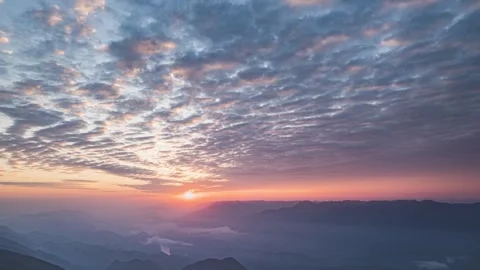 8K Time-lapse of mountain sunrise and dawn glow in magnificent Three Gorges 库存影片 339990180