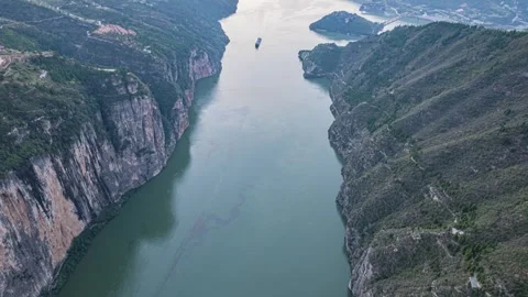 8K Time-lapse of shipping scenes in stunning Qutang Gorge 库存影片 339990496