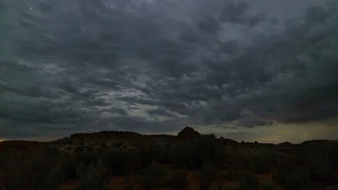 8K Time lapse of starry sky over arid desert landscape in Southern Utah, USA Stockbeeldmateriaal 212419660