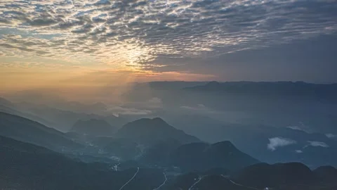 8K Time-lapse of stunning mountain sunrise in Wu Gorge 库存影片 339990527