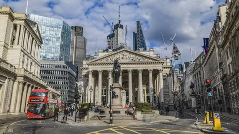 8k time lapse view of the Royal exchange in the City of London 動画素材 89048499