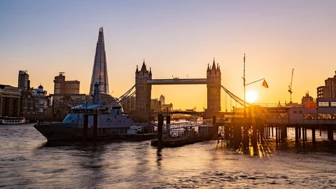 8k Time lapse view of Tower bridge in London at sunset, day to night transition Stock Footage 90278892