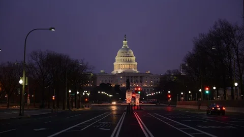8K Time Lapse of Washington DC US Capitol Building Car Traffic Jam Dusk to Night 스톡 동영상 105293207