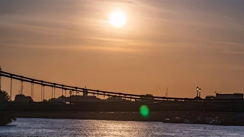 8k timelapse of the sun setting on Hammersmith bridge in London Stock Footage 93020986