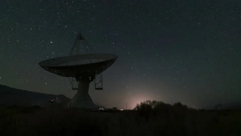 8K Timelapse tracking shot of Comet Neowise thru radio observatory in California 動画素材 137893330