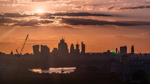 8k Timelapse view of a stunning sunset over the skiline of the City of London 動画素材 92305322