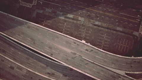 8k top down view directly above a highway during the day Illustrazione stock