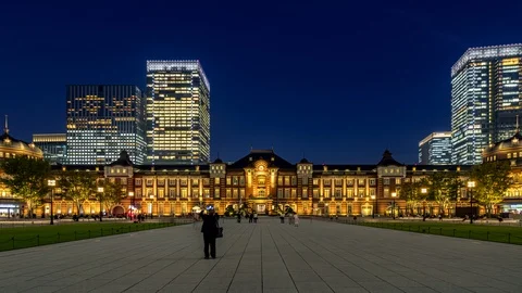 8K UHD time-lapse of Tokyo Station at day to night in front of Tokyo station. 스톡 동영상 121224722