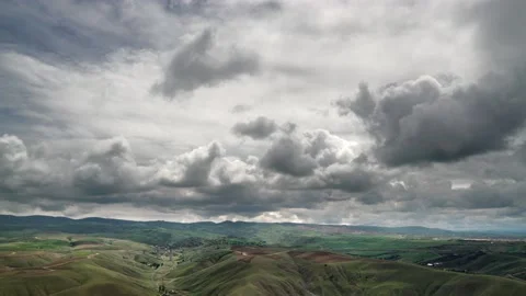 8K Variable Mixed Clouds Over Treeless Sparsely Brushed Hills 库存影片 168267867