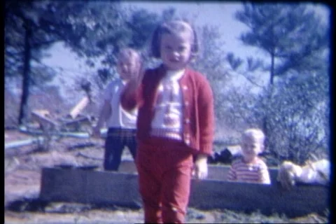 8mm kids wave to camera Vídeos de archivo 507675