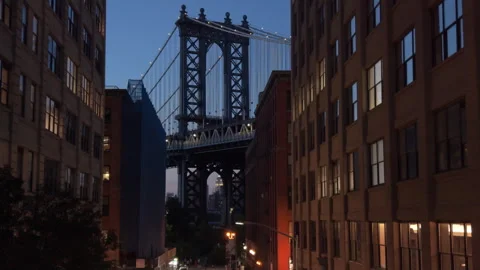 9-4-26, Brooklyn, NY, USA - tight dusk rise over Dumbo view of Manhattan Bridge Vídeo Stock 344719909
