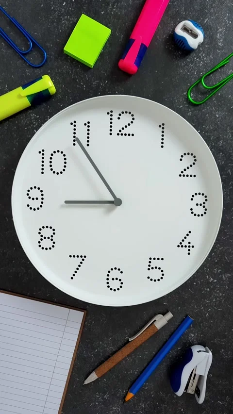 9 o'clock. Begining of the workday. Monday. Stock Footage 254895455