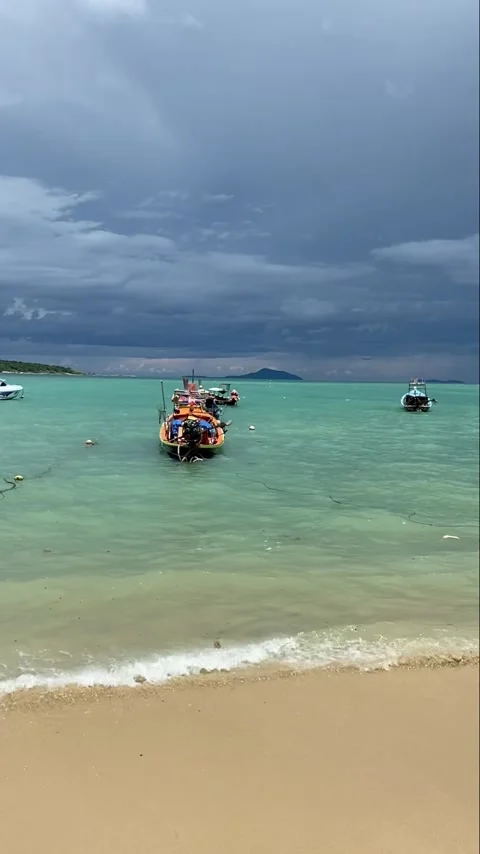 90-Degree Pan of Empty Rawai Beach with Longtail Boats in Phuket Vídeos de archivo 336262904
