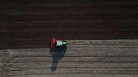90 degrees aerial view, tractor tilling agricultural land. Video 4K 库存影片 319961872
