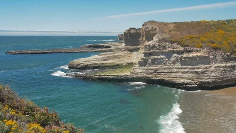 91 Wide angle of the ocean waves crashing on the rocks 스톡 동영상 99368702