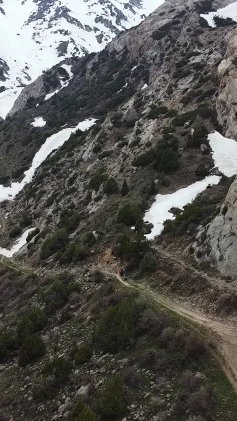 9:16: Drone Pull Away From Hikers At Mountain Road Fork. Kazakhstan, Sayram-Ugam 库存影片 333621805