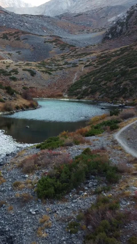 9:16: Low Drone Flight Over Alpine Lake Surface. Kazakhstan, Sayram-Ugam Park Vídeo Stock 333621849