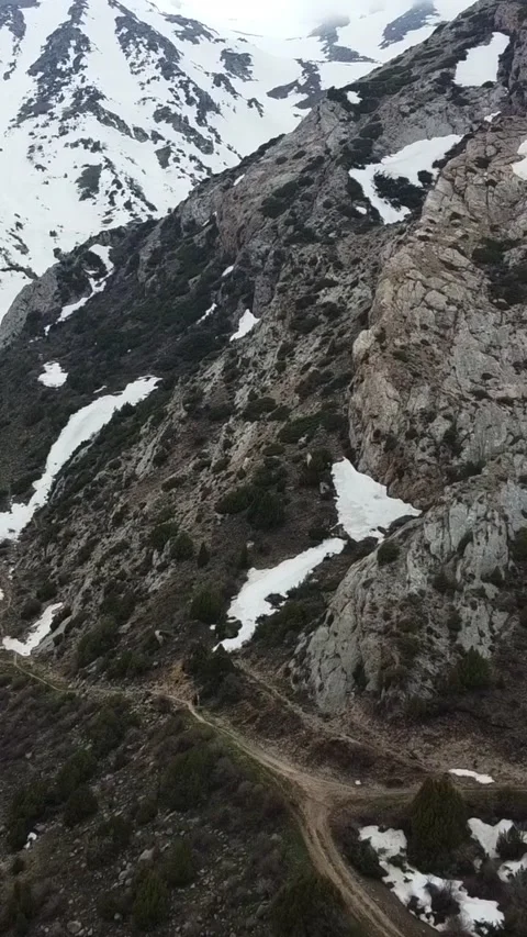 9:16: Pull Away From Snowy Gorge And Road Junction. Kazakhstan, Sayram-Ugam  库存影片 333621803