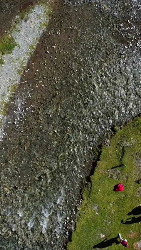 9:16: Top Down View Of River Delta And Hikers. Kyrgyzstan, Suttuu-Bulak Lake Vidéo 333690135