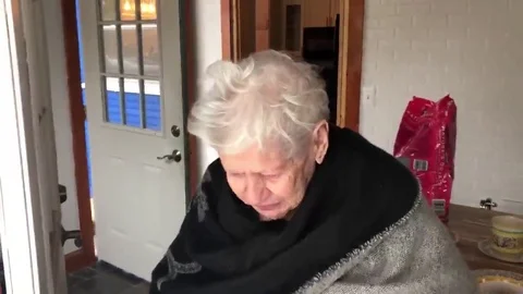 96-year-old has heartwarming reaction to seeing snow for the first time in de... Video stock 105831052