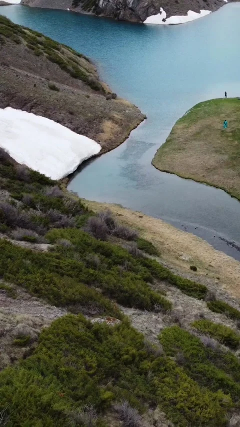 9x16: Drone Pull From Hikers By Lake. Kazakhstan, Sayram-Ugam Park Vidéo 332787381