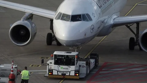 A320 Passenger Airplane Pushback at Cologne Airport 스톡 동영상 84447627