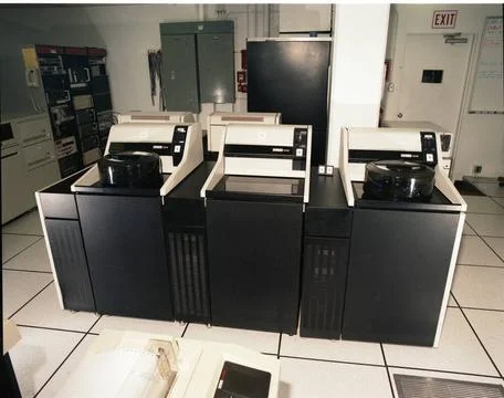 A87673 NON-EVENT COMPUTER ROOM BOBBY EDWARDS (PROJECT ENGINEER) APR 9 87 E... Stock-Fotos