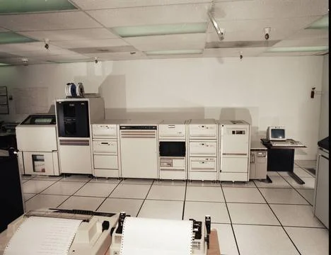 A87675 NON-EVENT COMPUTER ROOM BOBBY EDWARDS (PROJECT ENGINEER) APR 9 87 E... Stock-Fotos