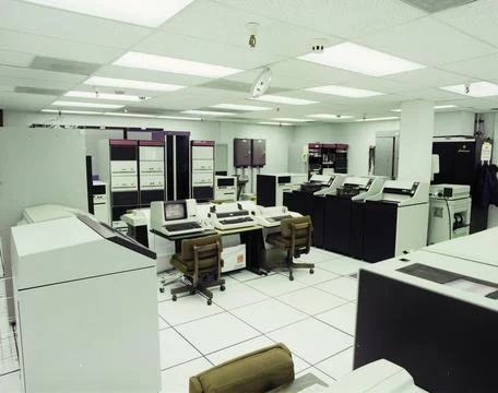 A87676 NON-EVENT COMPUTER ROOM BOBBY EDWARDS (PROJECT ENGINEER) APR 9 87 E... Stock-Fotos