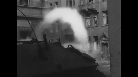 AACHEN - 1944: Facade under smoke - Smoke boils past a broken facade 库存影片 344005653