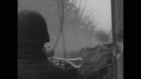 AACHEN - 1944: Parapet gun position - A gunner holds a broken parapet 库存影片 344005672