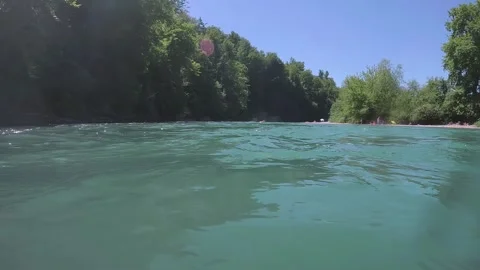 Aare bustle around the Bremgarten loop, families on the beach, relaxing, Stock Footage 337376523