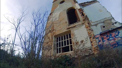 Abandoned and ruined structure in the field Video stock 103573355