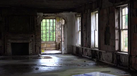 The abandoned and spooky interior of old boarding school or mansion in the Vídeos de archivo 65966798