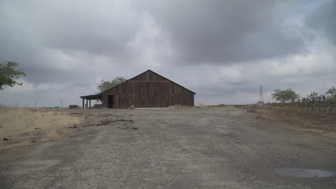 Abandoned Barn with storm clouds forming in the background 動画素材 105318094