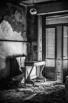  Abandoned bench in a dilapidated school Stock Photos