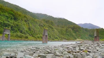 Abandoned bidge pillars in creek Vídeo Stock 85492305