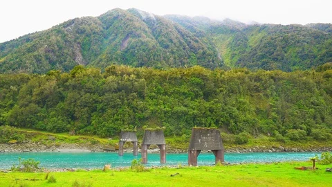 Abandoned bidge pillars in creek Vídeo Stock 85492316