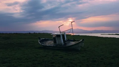 Abandoned boat on the shore. Video stock 160147576