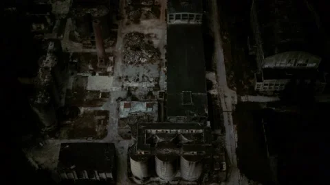 Abandoned brick and paving slabs factory at night Vidéo 138916033