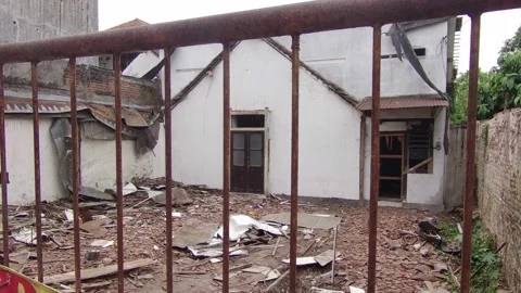 Abandoned Broken House Among Small Town Buildings Видео 211797813