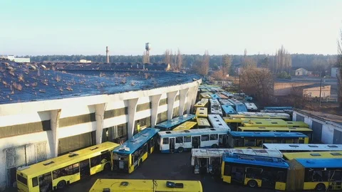 Abandoned broken old buses.  Old bus station Kyiv Ukraine Vídeo Stock 126698869