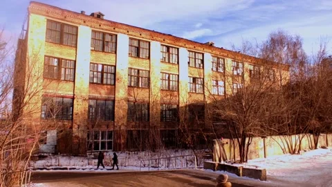 Abandoned building with broken windows in winter Video stock 226749667