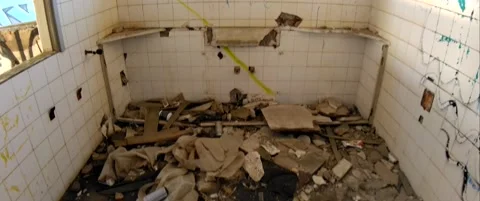 Abandoned building, destroyed bathroom, Anamorphic 스톡 동영상 143387287