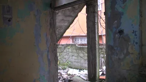 Abandoned Building Exit Through Broken Doorway with Decayed Walls 스톡 동영상 333786908