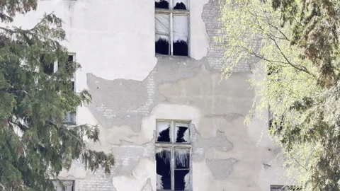 Abandoned building facade with broken windows panning Vídeos de archivo 333656167