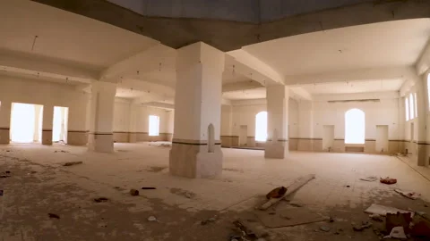Abandoned Building Interior with Pillars and Natural Light Vídeo Stock 320493874